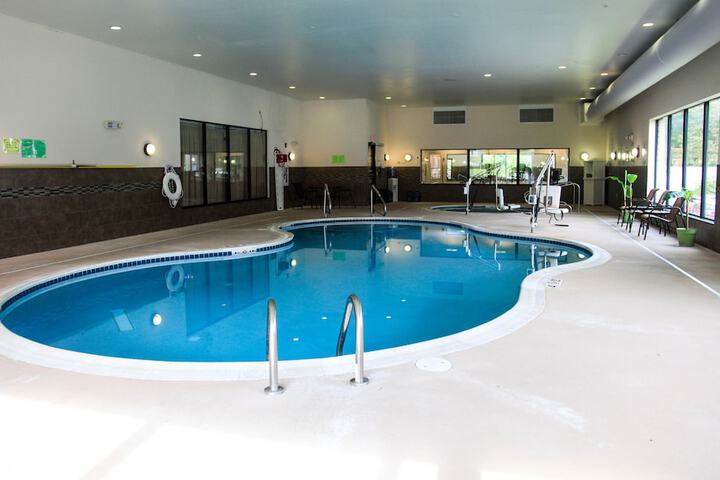 Holiday Inn Express & Suites Cumberland - La Vale by IHG