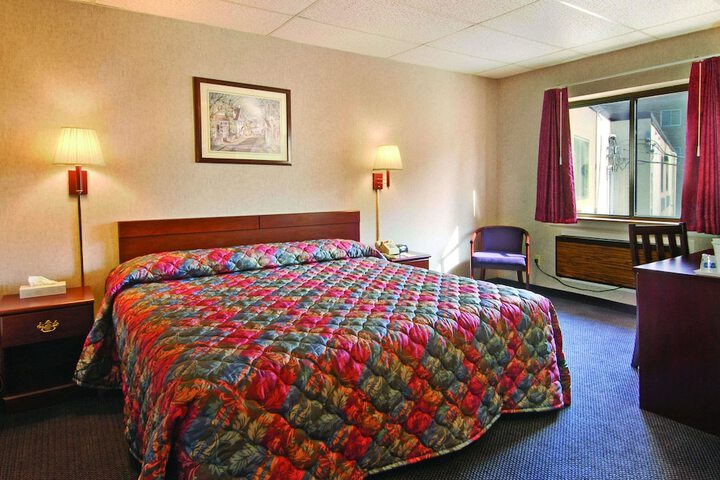 Travelodge by Wyndham Cleveland Lakewood