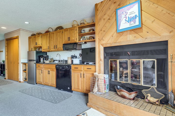 Condo on First Green w / Deck at Schuss Mountain!