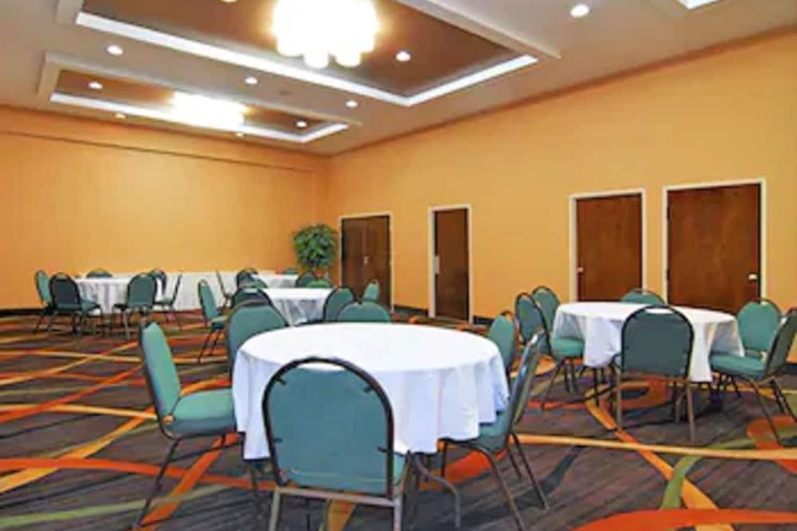 Ballroom/Hall 31 of 34