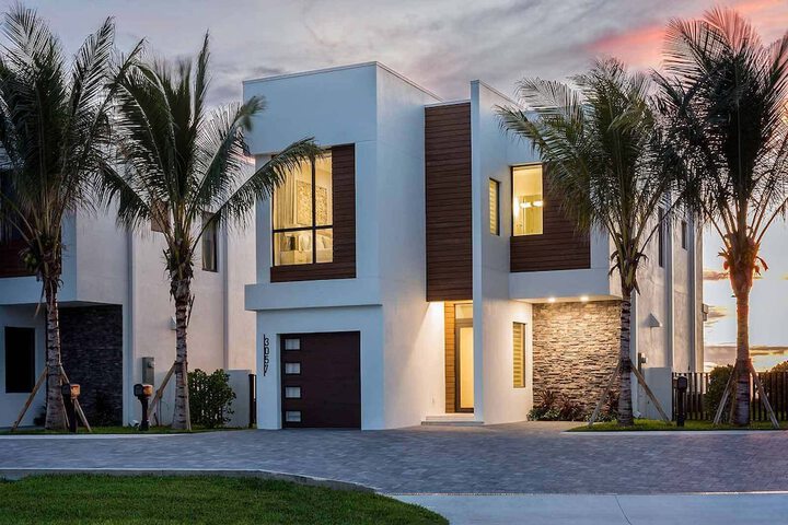 Harbor Island Beach Club Homes by Villatel