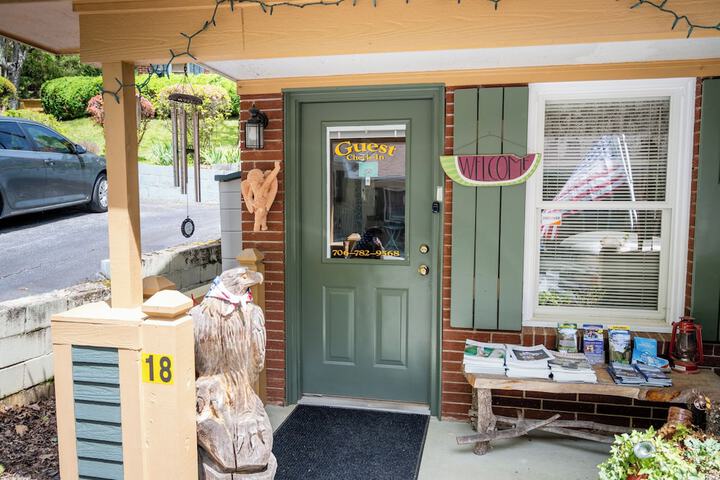 Mountain Aire Cottages Inn & Glamping