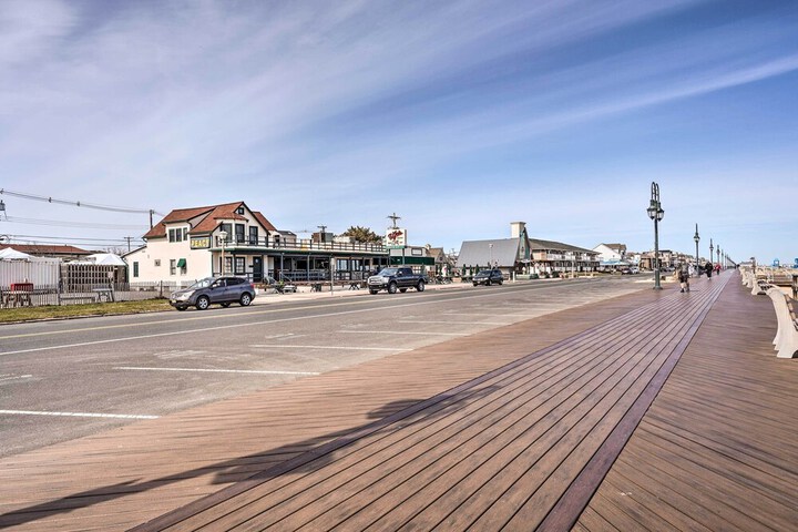 Bright Belmar Cottage Half Mi to Boardwalk!