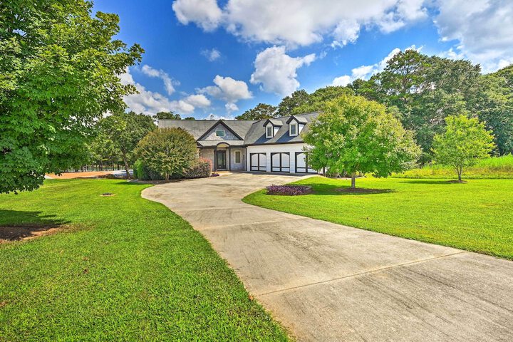 Upscale Family Home w / Dock on Lake Hartwell!