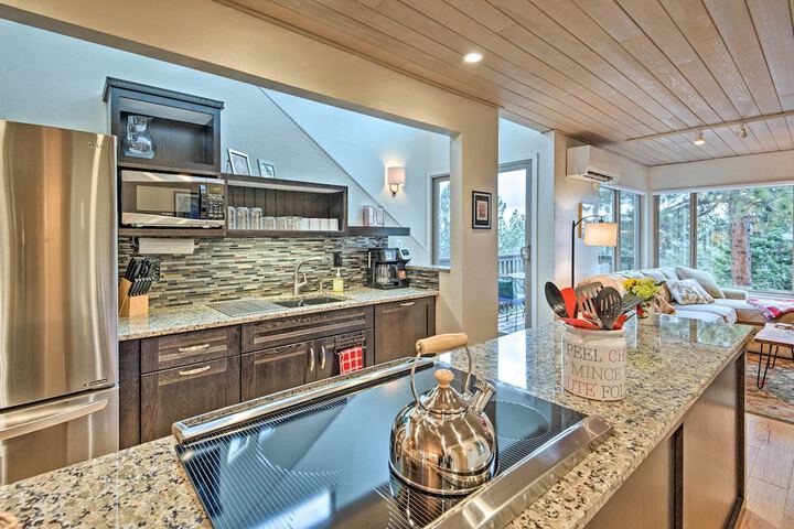 2 Mi to Heavenly Mountain: Tahoe Retreat w / Views