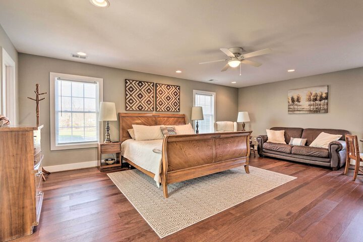 Morrisonville Manor w / Fire Pit & Hot Tub!