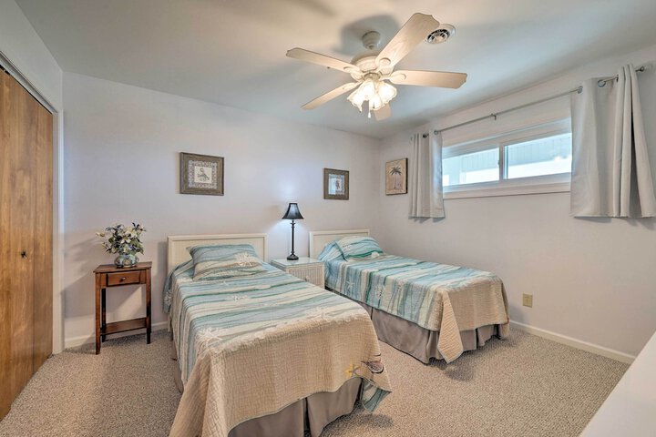 Oak Island Beachfront Condo w / Community Pool