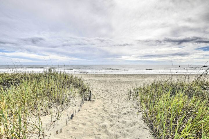 Cozy Ocean Isle Beach Condo Steps to the Beach!