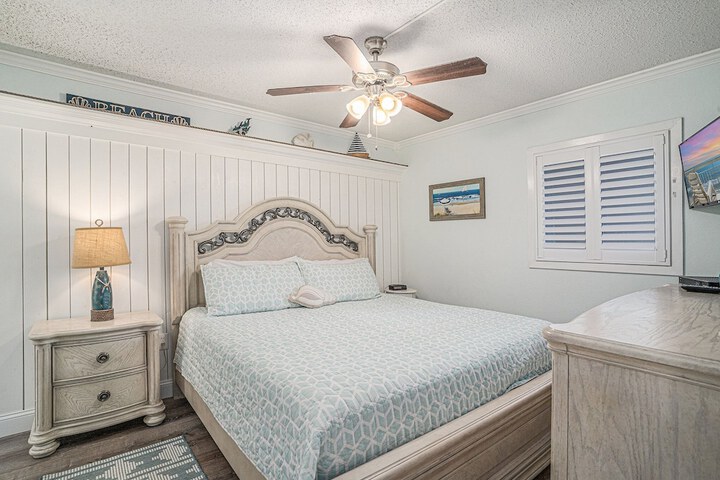 0206 Waters Edge Resort 1 Bedroom Condo by RedAwning