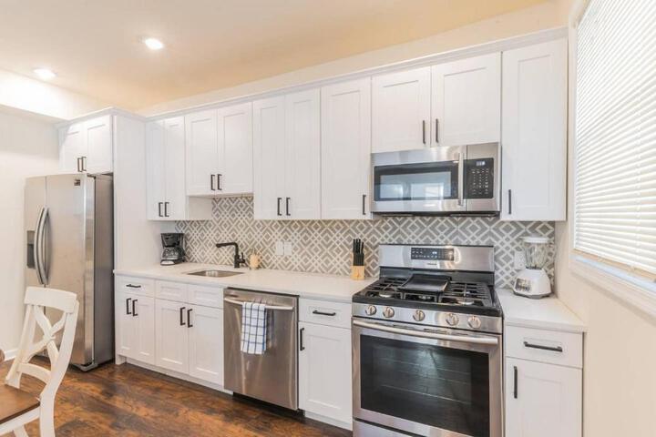 2 Blocks from Beach-Sleeps 16