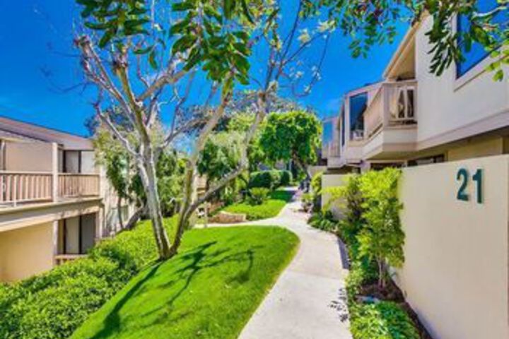 Newly remodeled Beach 2 Br condo by RedAwning