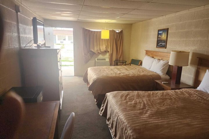 First Inn by OYO Quinter Hwy 70