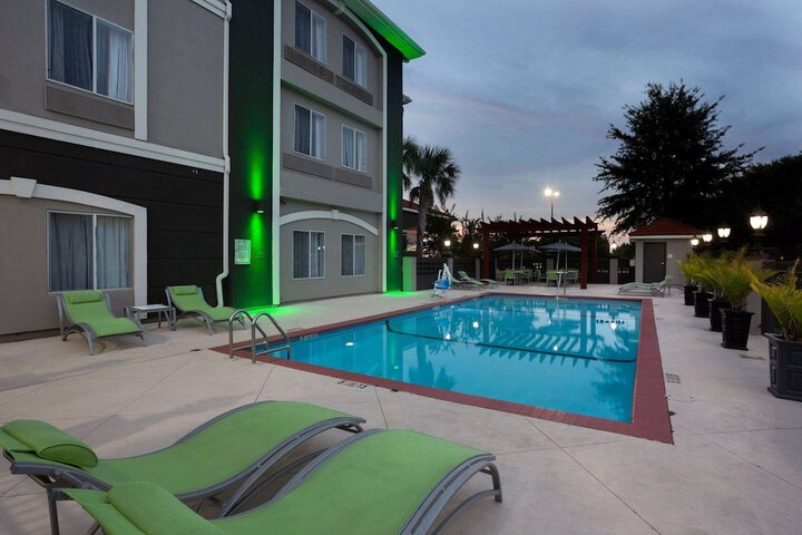 Pool 4 of 29