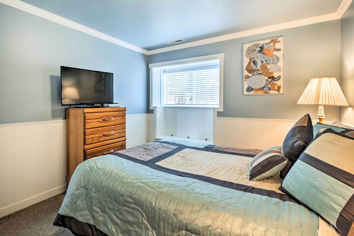 Beachfront Condo w / Patio & Views - Walk to Shore!