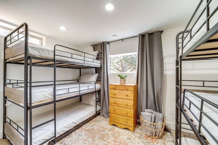 Pine Cabin w / Large Deck & Scenic Mountain Views!