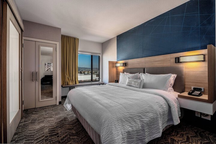 Room 10 of 18