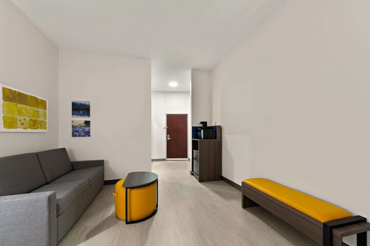 Room 13 of 32