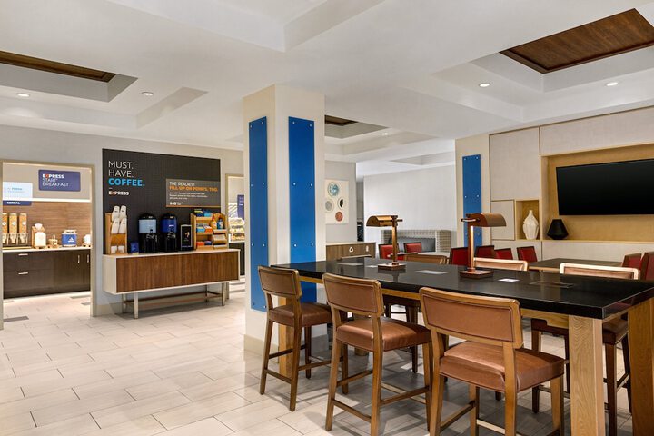 Holiday Inn Express & Suites Shawnee by IHG
