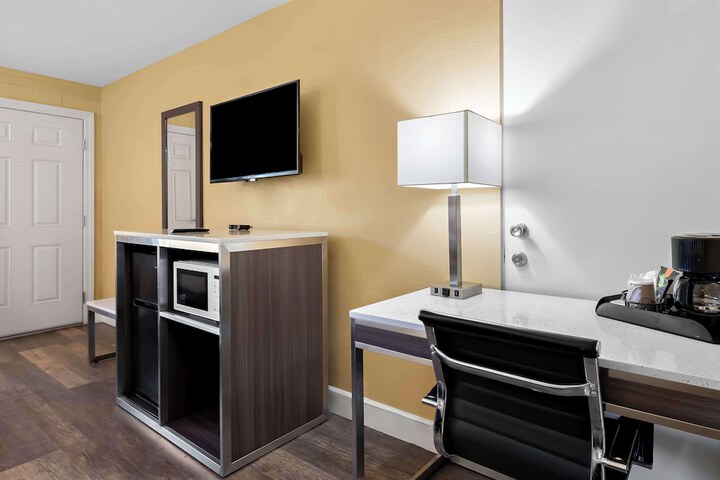 Room 7 of 18