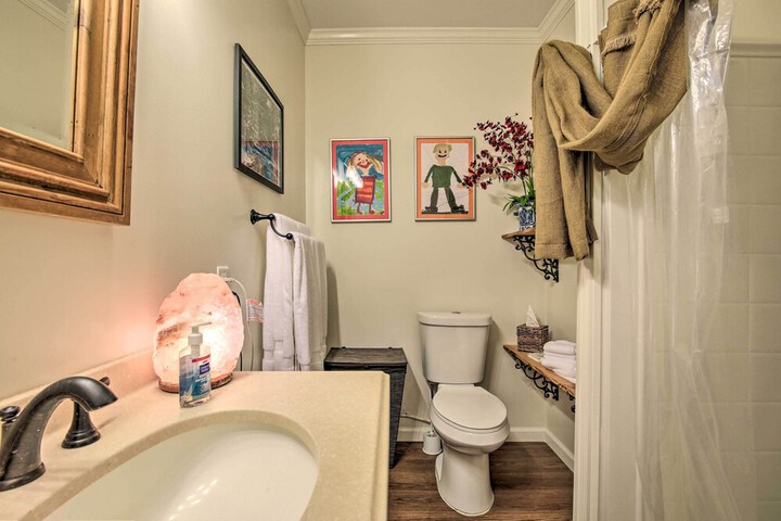 Cozy & Quiet Studio w / Porch Near Scenic Railway!