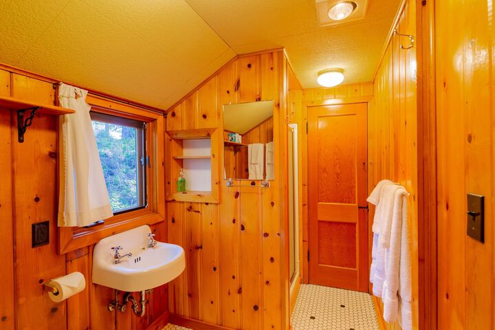 Lake Creek Lodge