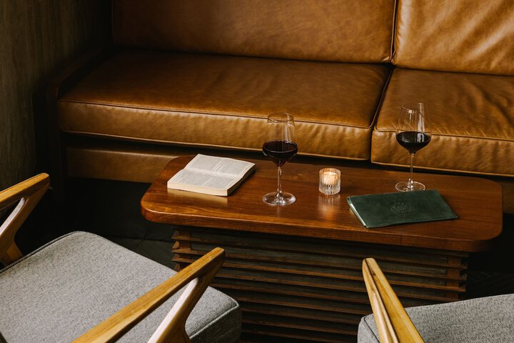 Lounge 43 of 46