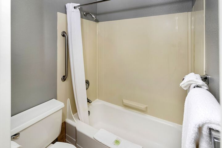 Clarion Inn Surfrider Resort