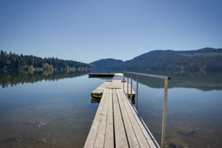 Idyllic Lakefront Home