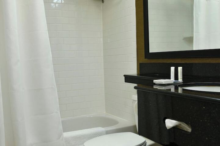 Fairfield Inn & Suites Hartford Airport