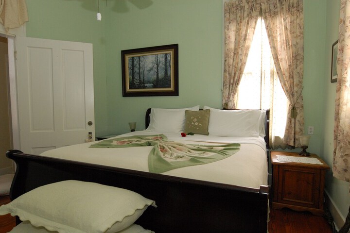 Room 18 of 28