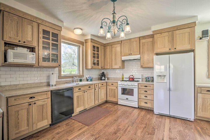 Idyllic Gem: Screened Porch 1 / 2 Mi to River!