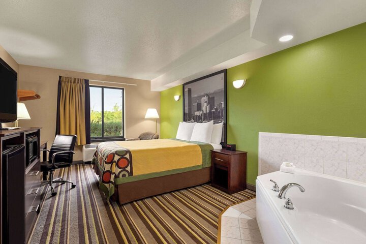 Super 8 by Wyndham Germantown / Milwaukee