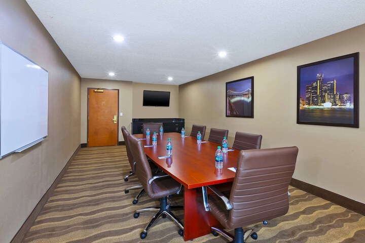 Comfort Inn & Suites Taylor - Detroit