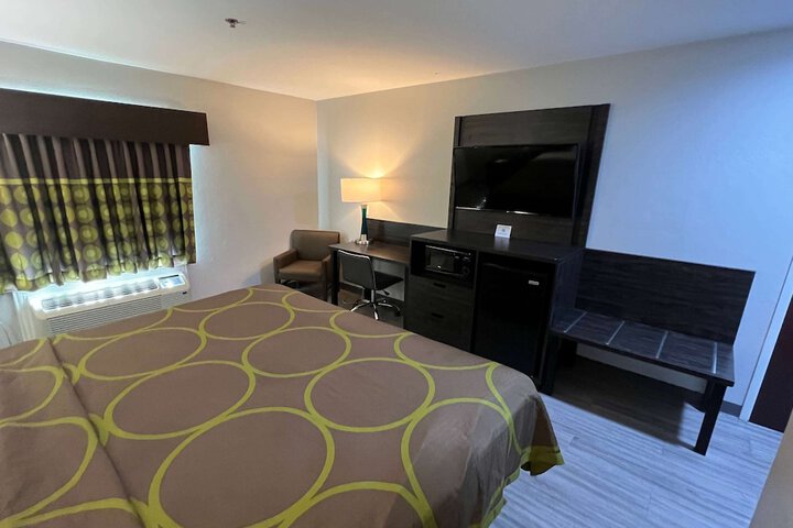 Super 8 by Wyndham Lake Charles / Sulphur