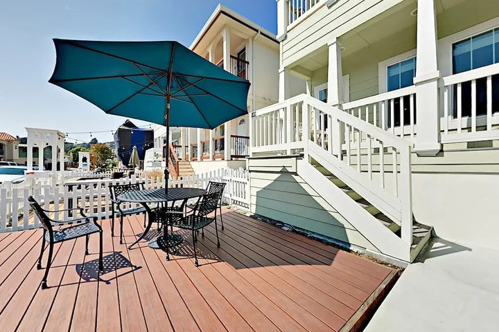 Charming 2br 300 Yards To Beach! 2 Bedroom Home