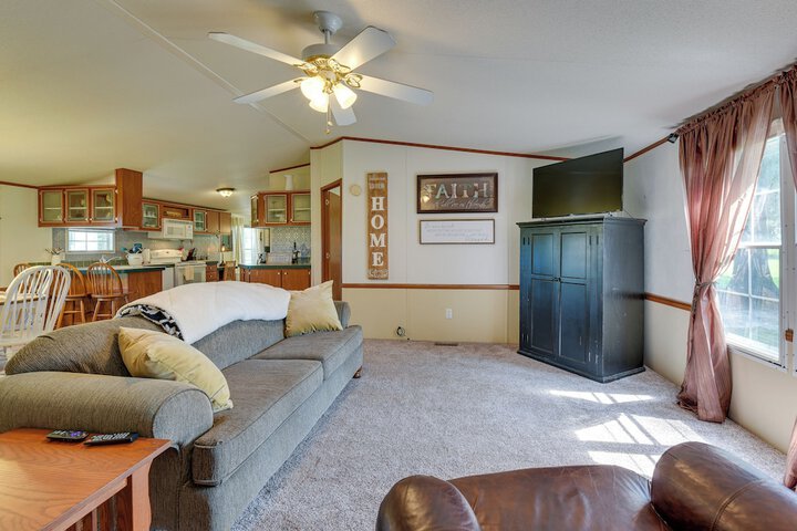 Sunny Florida Escape w / Screened-in Patio & Grill!