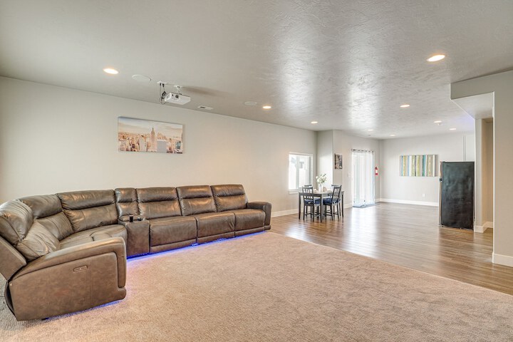 Lovely Walk-out Apt w / Movie Screen: 20 Mi to Slc!