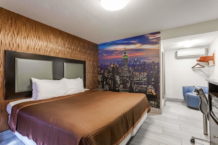 Room 12 of 16
