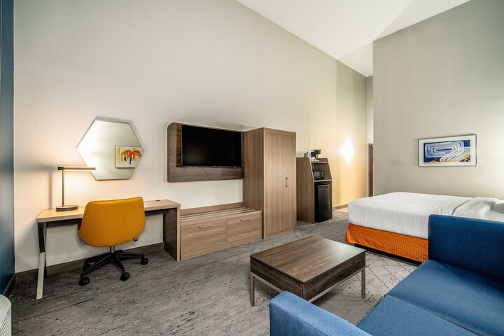 Room 11 of 18