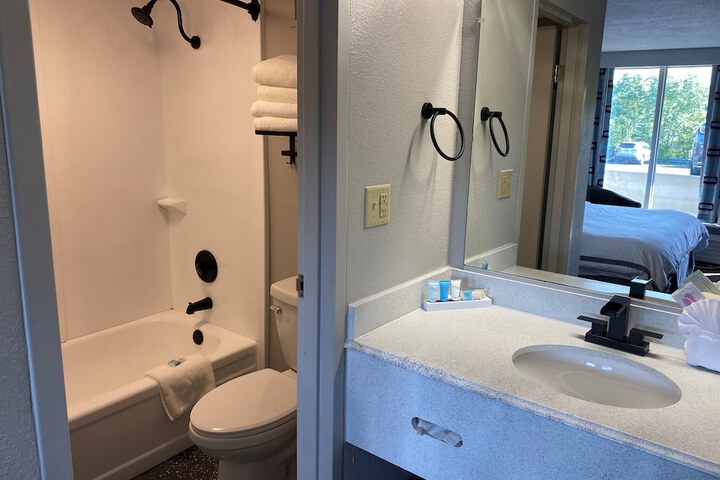 Room 64 of 148
