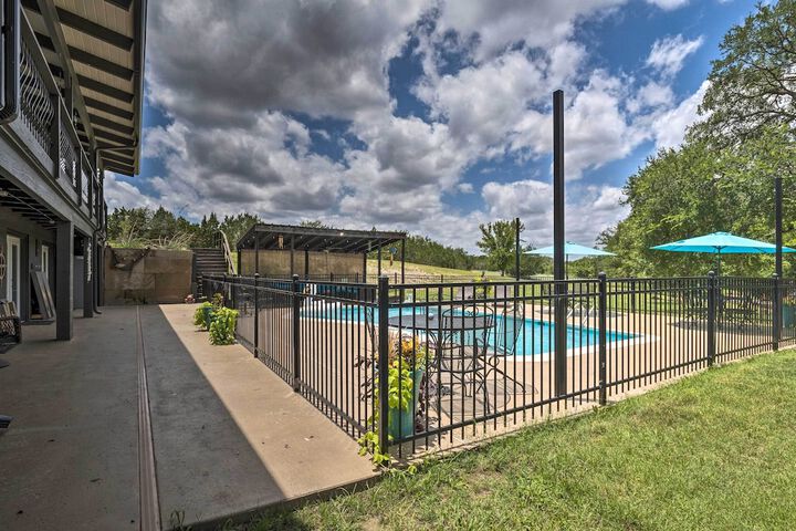 Chic Family-friendly Home With Outdoor Oasis!