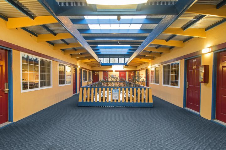 Ballroom/Hall 33 of 34