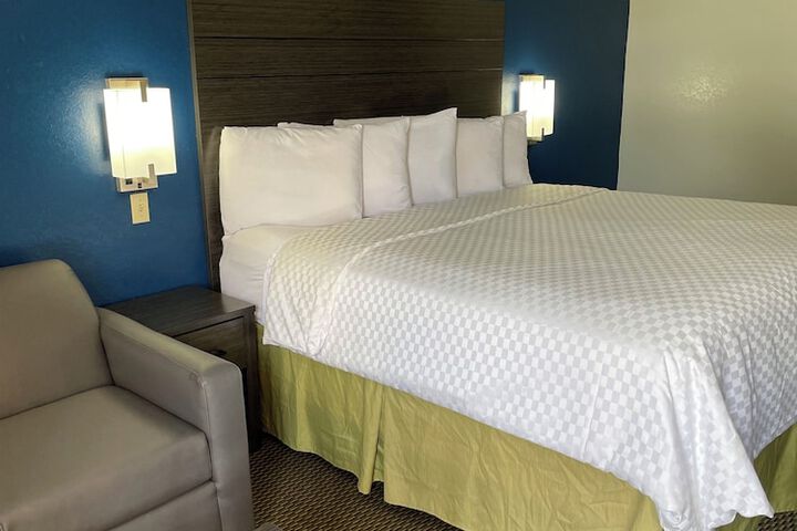 Clairmont Inn & Suites Warren