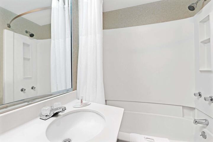 Super 8 by Wyndham Kenmore / Buffalo/Niagara Falls Area