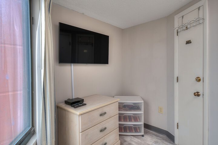 Room 13 of 32