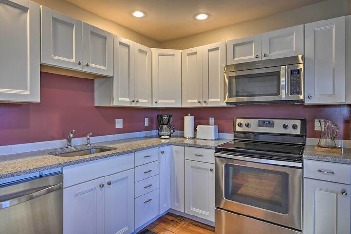 Bright Apartment - 1 / 2 Mi to Greenport Harbor!