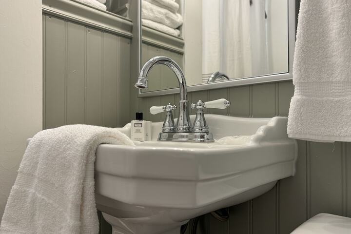 The Aurora Inn & Cottages
