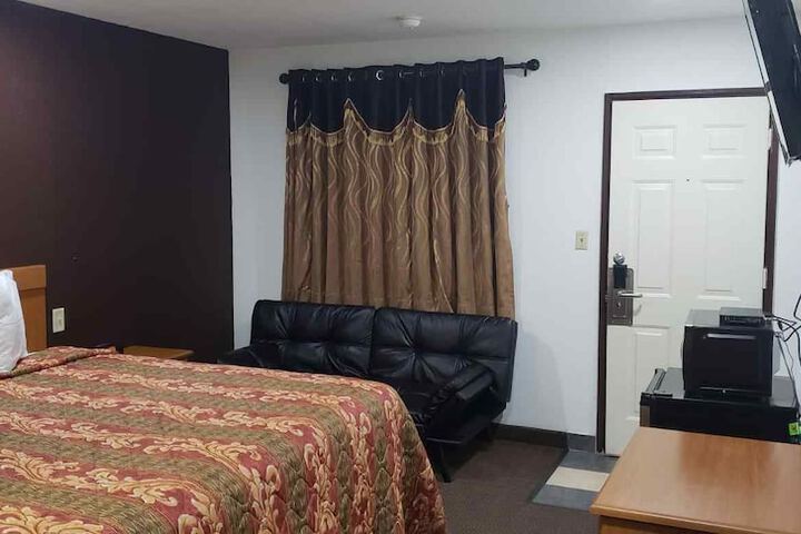 Room 9 of 38