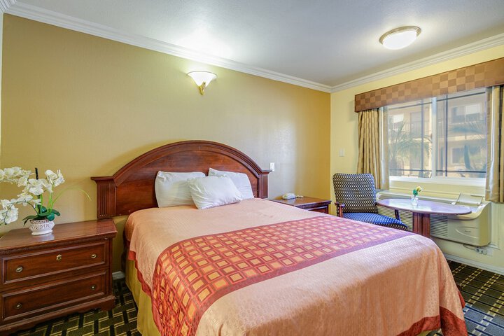 Room 11 of 23