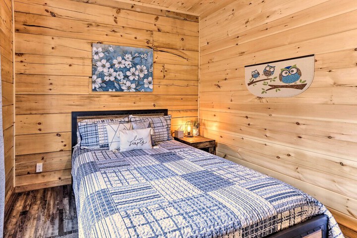 Coosawattee River Resort Cabin w / Private Hot Tub!